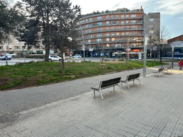 Local a Bases de Manresa, Bases de Manresa, Manresa — Entorn plaça