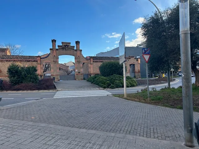 Local a Bases de Manresa, Bases de Manresa, Manresa — Entorn portal