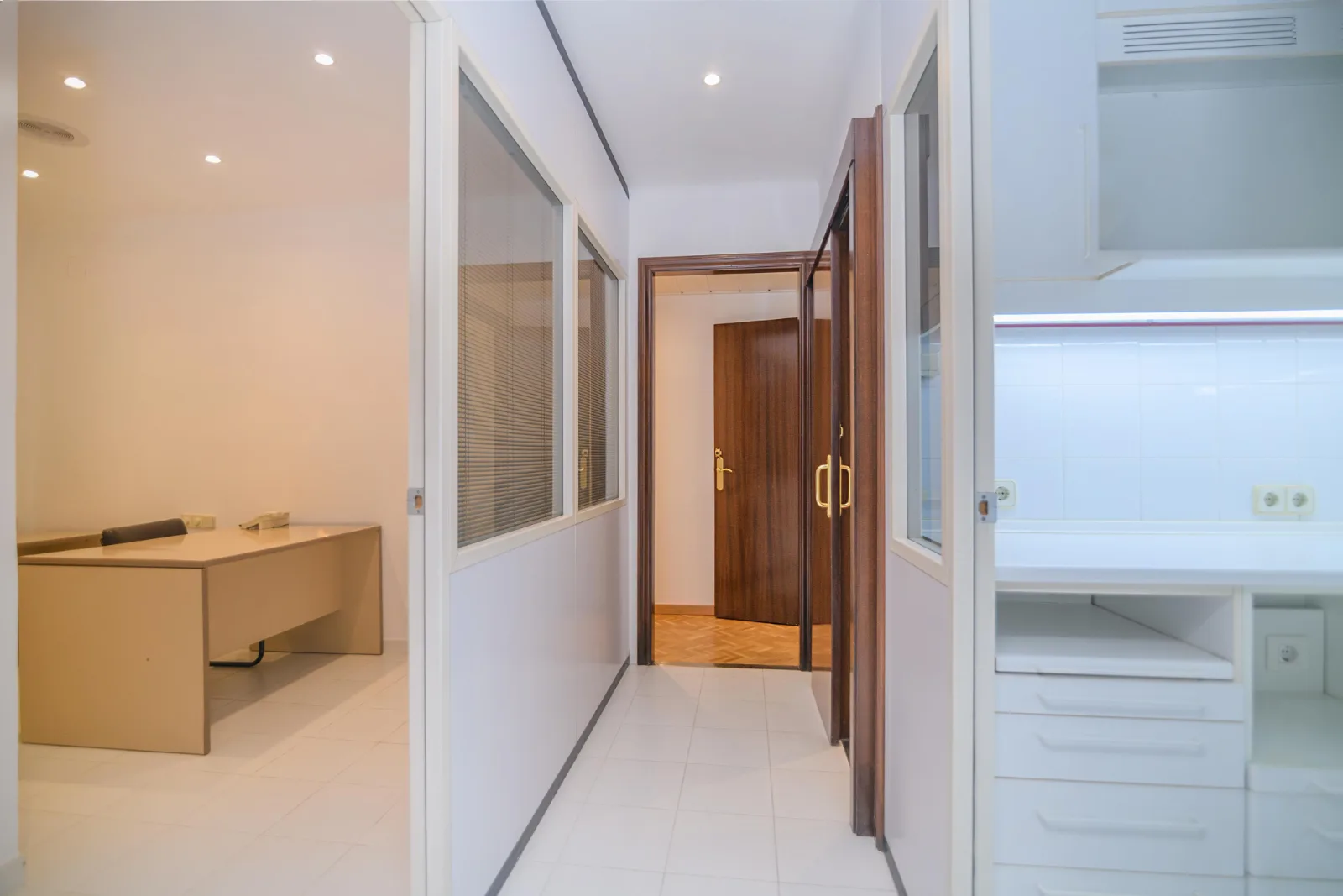 Local comercial zona Passeig, Passeig, Manresa — Pasillo 2