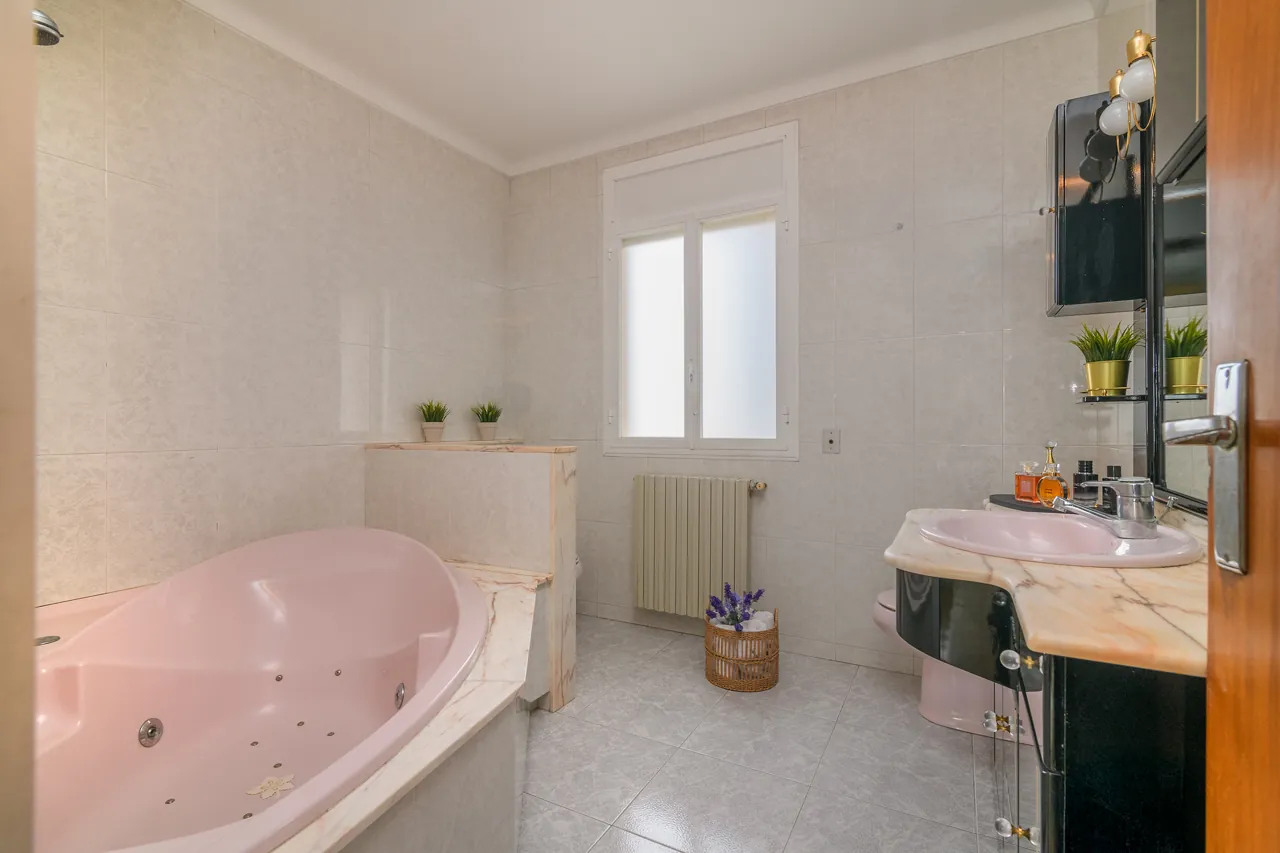Àtic al Poble Nou, Poble Nou, Manresa — Bany hidromassatge