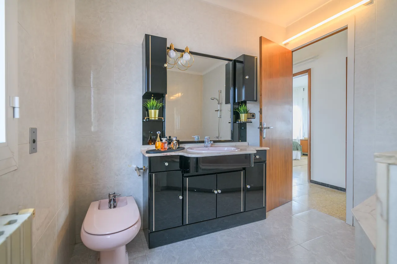 Àtic al Poble Nou, Poble Nou, Manresa — Bany hidromassatge lavabo