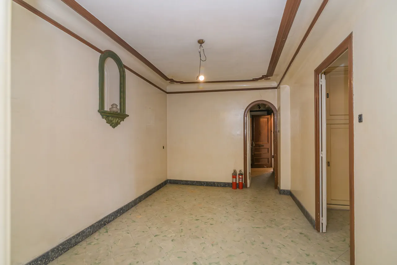 Finca a Plaça Lladó, Plaça Lladó, Manresa — Saló arcada