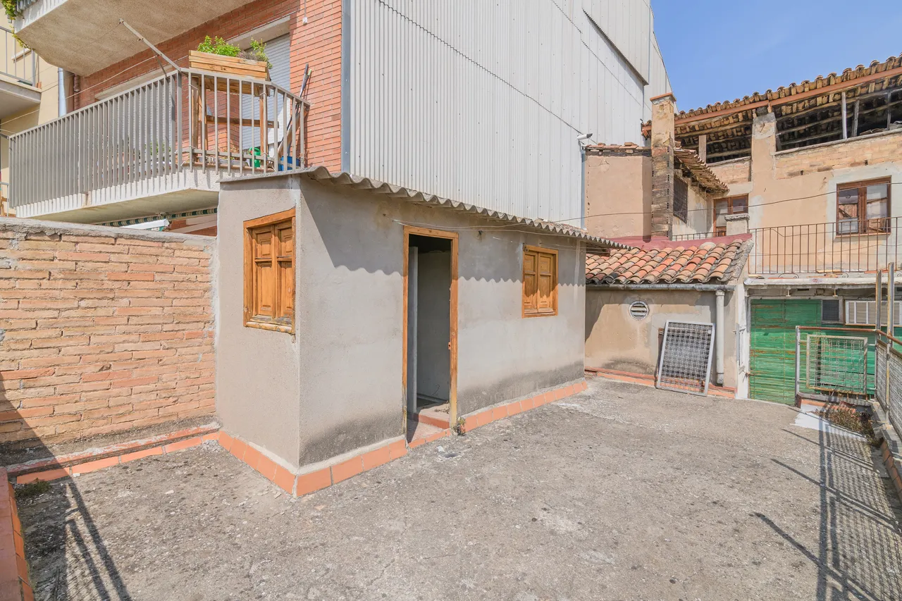 Finca a Plaça Lladó, Plaça Lladó, Manresa — Terrassa conjunt