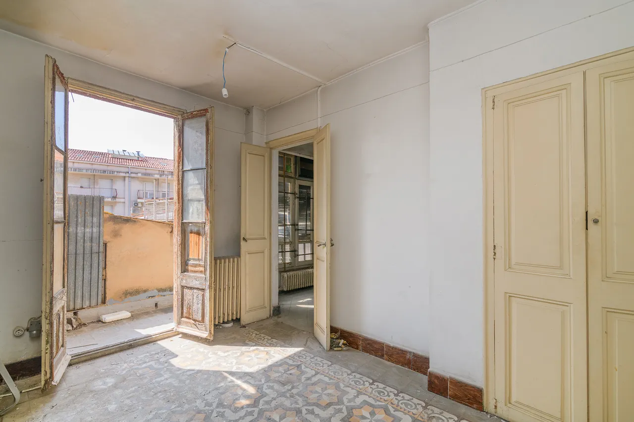 Finca a Plaça Lladó, Plaça Lladó, Manresa — Saló balconera