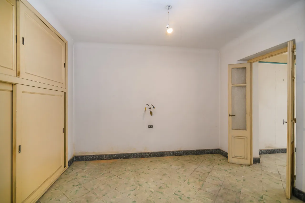 Finca a Plaça Lladó, Plaça Lladó, Manresa — Habitació armaris