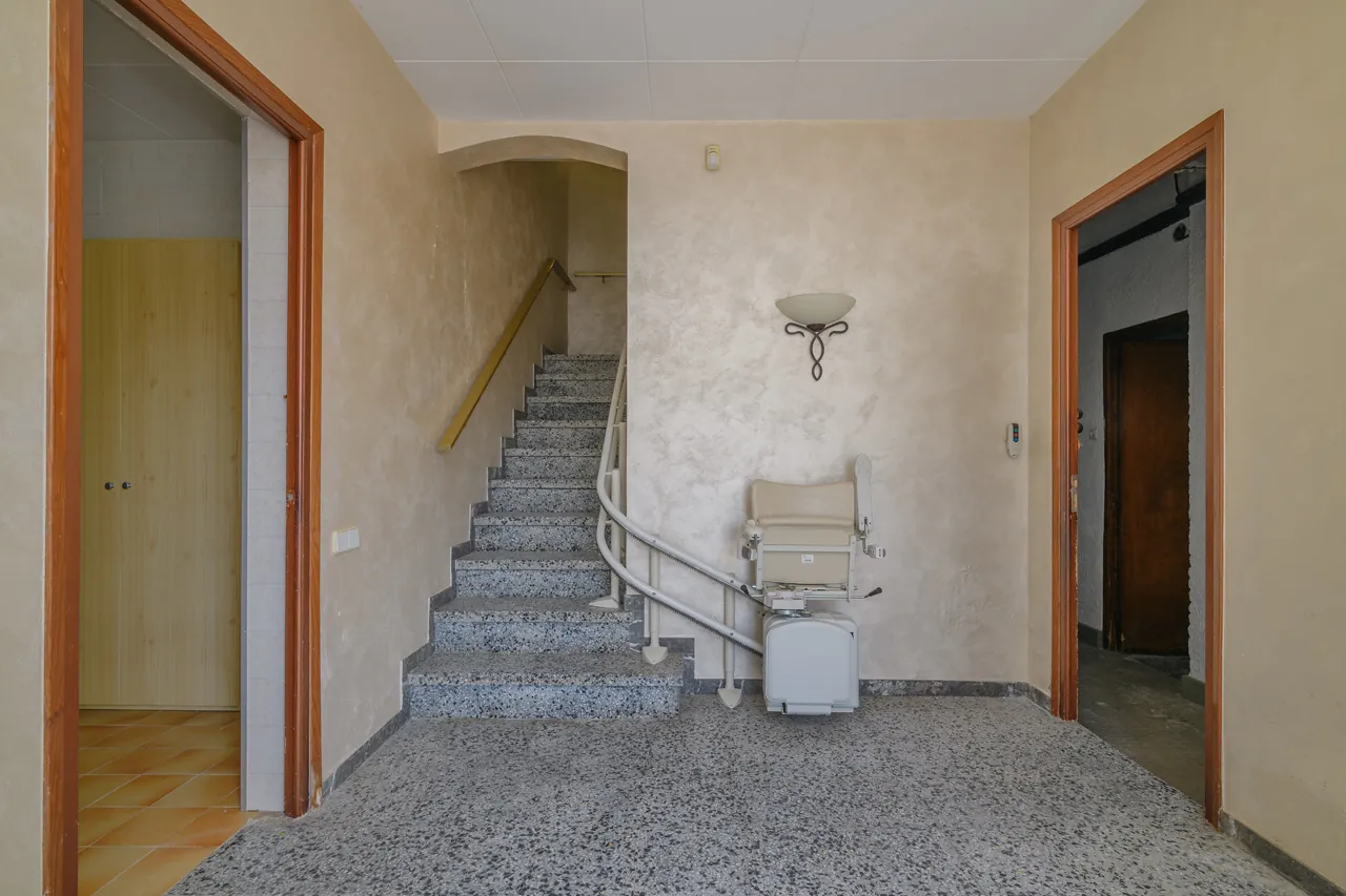 Casa con terreno en Viladordis (Manresa), Viladordis, Manresa — Recibidor escalera