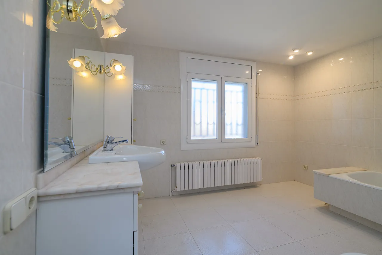 Casa con terreno en Viladordis (Manresa), Viladordis, Manresa — Baño principal