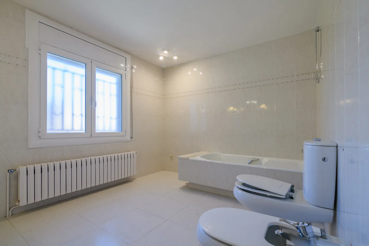 Casa con terreno en Viladordis (Manresa), Viladordis, Manresa — Baño principal 2