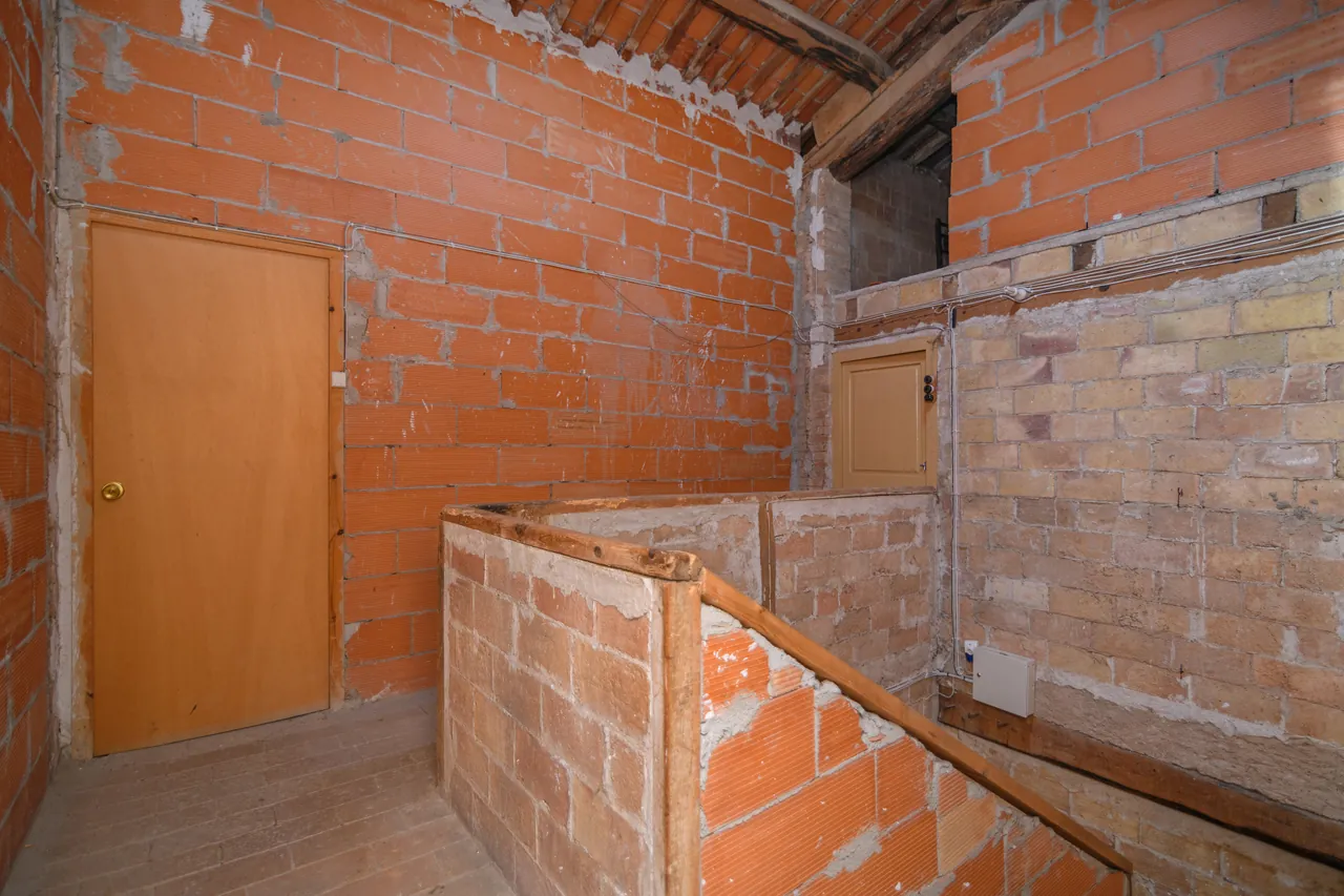 Casa con terreno en Viladordis (Manresa), Viladordis, Manresa — Buhardilla en obra