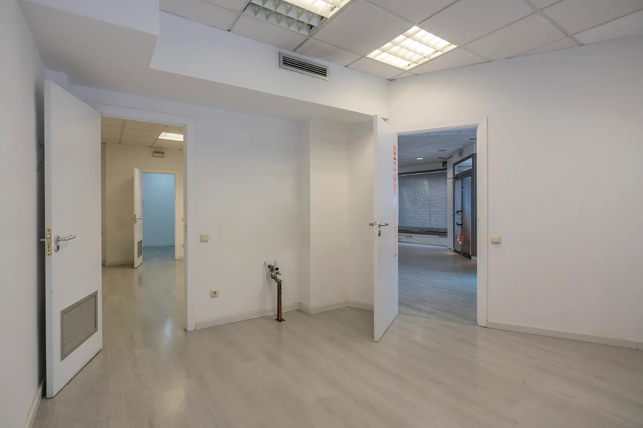 Local a Sarret i Arbós, Poble Nou, Manresa — Distribuïdor