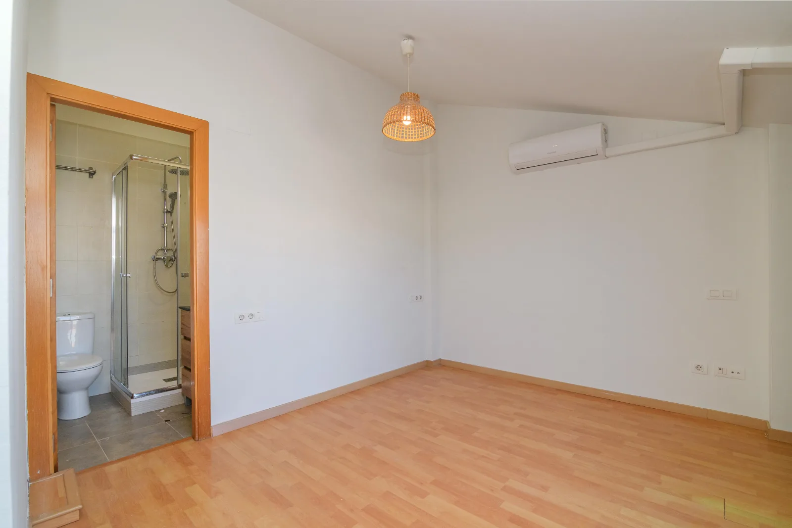 Dúplex con terraza en barri antic, Casc Antic, Manresa — Baño
