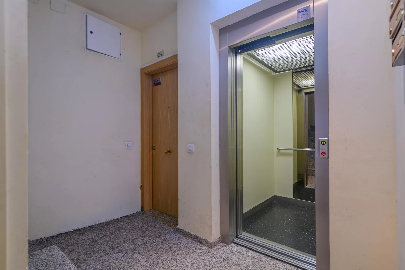 Dúplex con terraza en barri antic, Casc Antic, Manresa — Pasillo 2