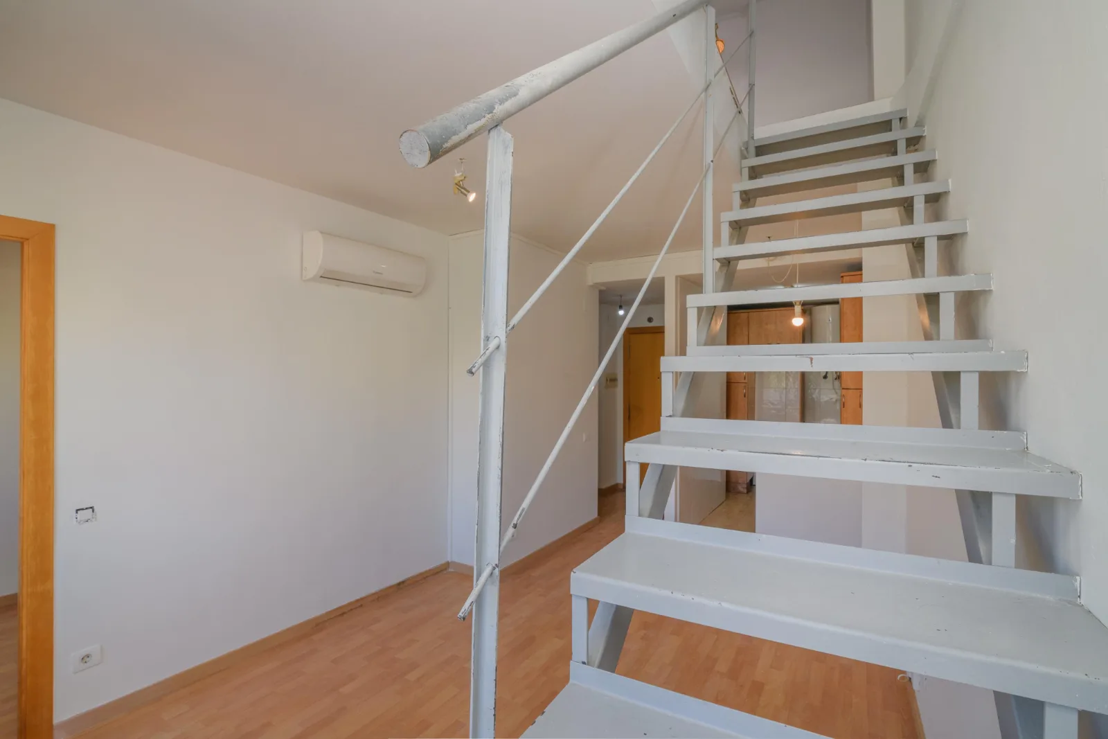 Dúplex con terraza en barri antic, Casc Antic, Manresa — Escaleras