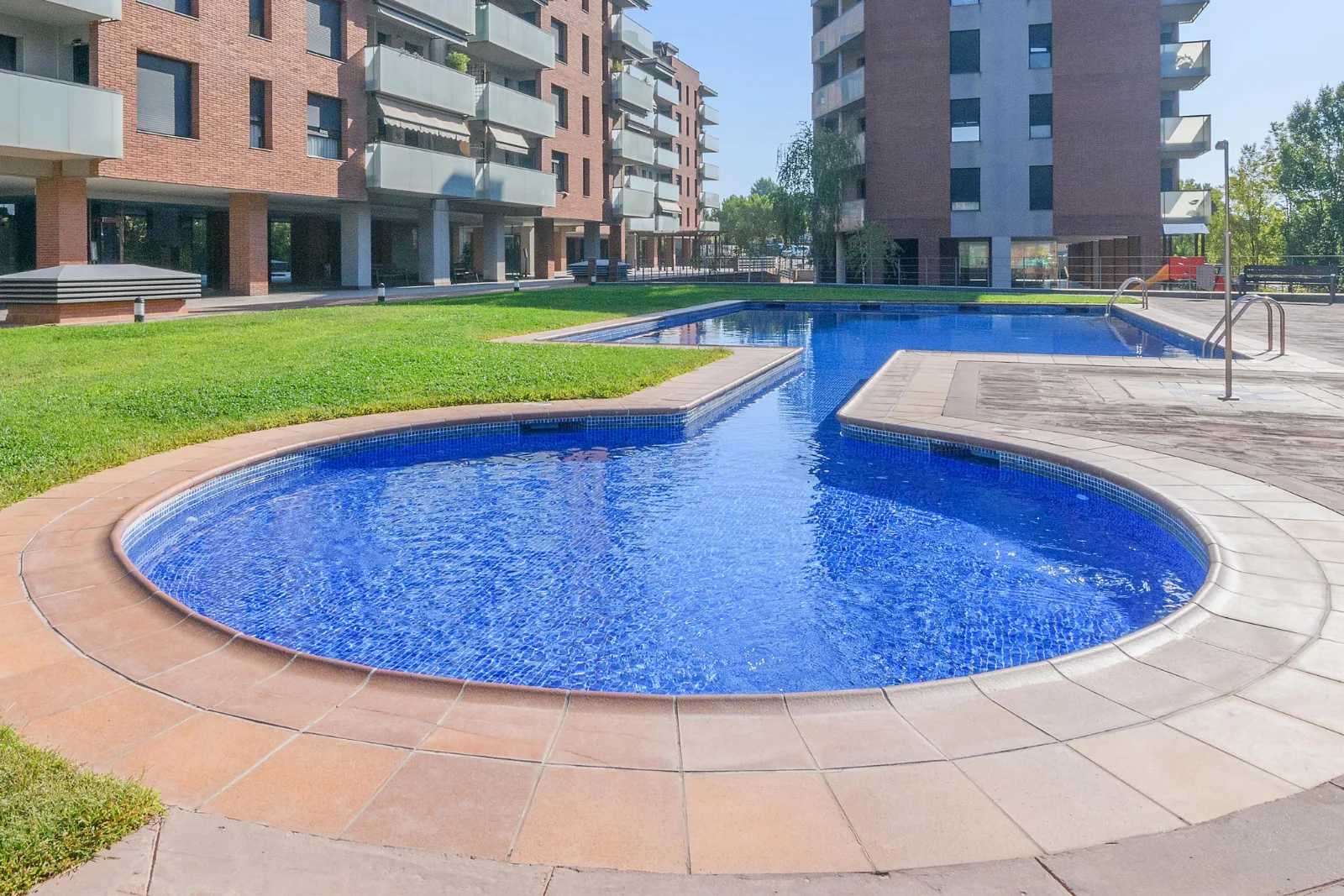 Piso con piscina comunitaria en la Illa Verda, Illa verda, Manresa — Piscina 2