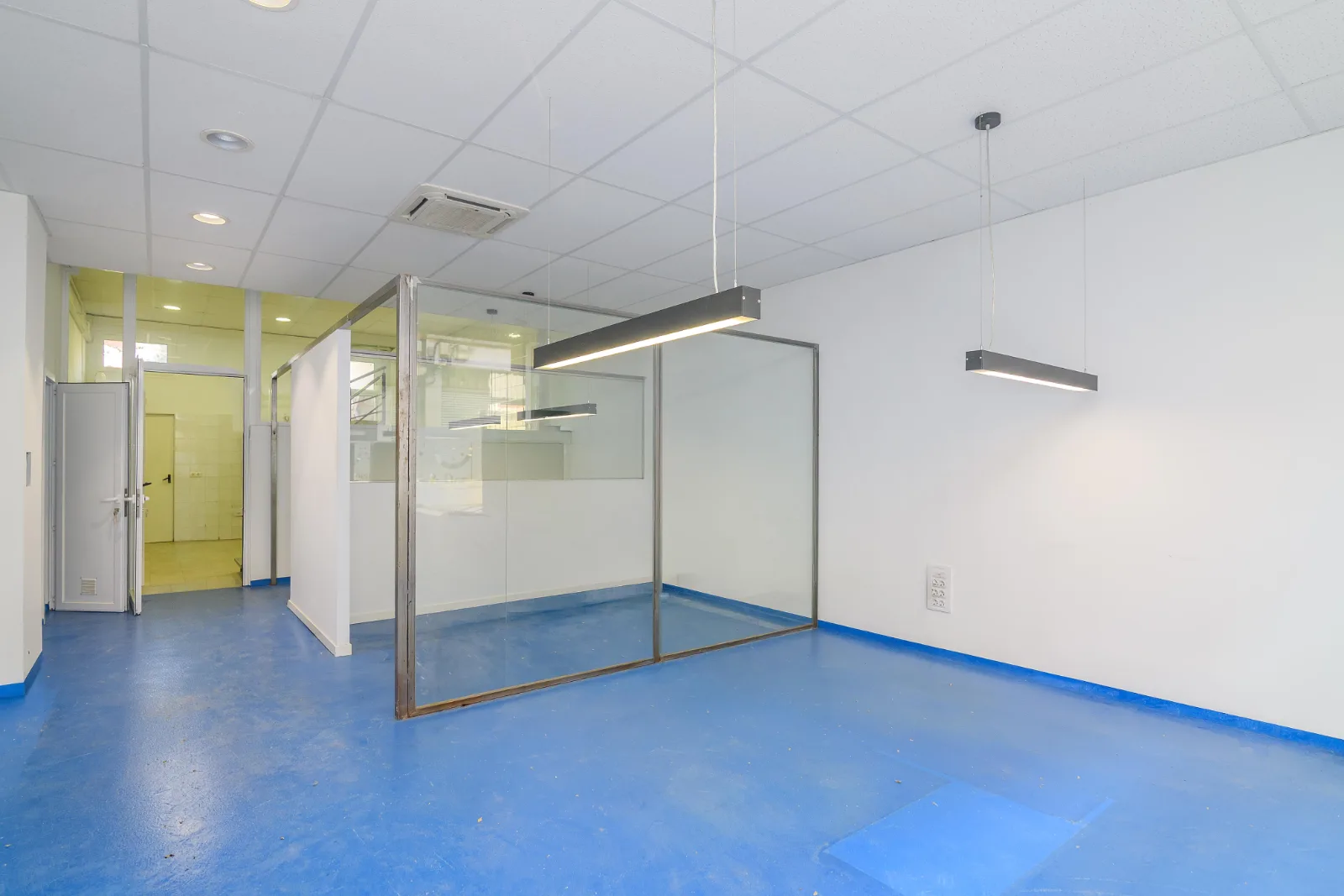 Local con piso encima y jardín detrás, Plaça Catalunya, Manresa — Zona davant