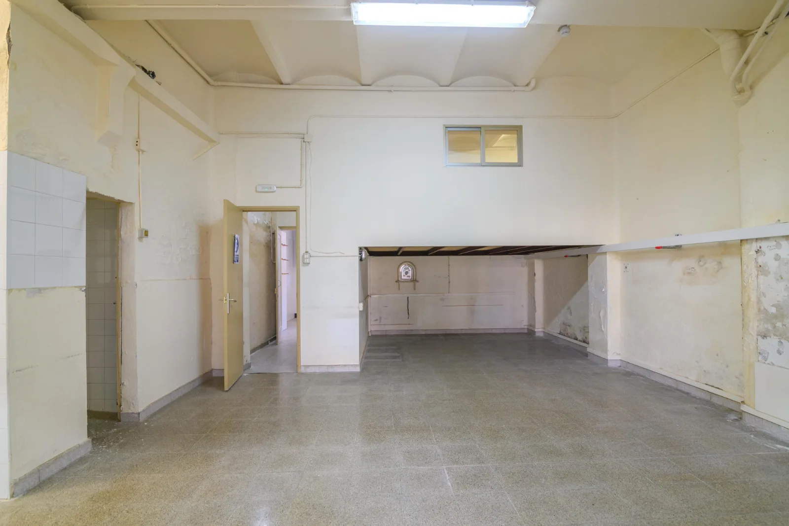 Local con piso encima y jardín detrás, Plaça Catalunya, Manresa — Zona voltes