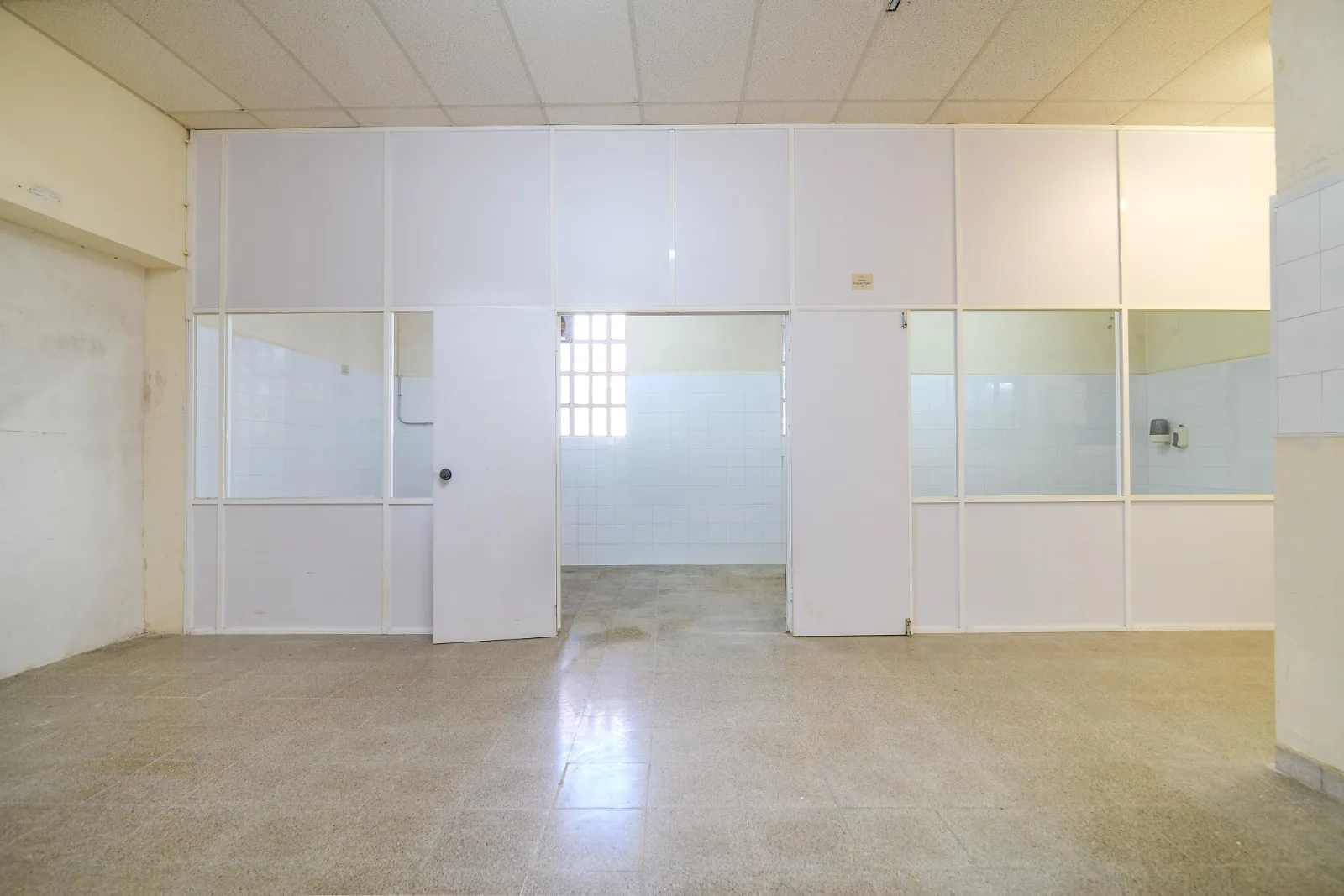 Local con piso encima y jardín detrás, Plaça Catalunya, Manresa — Despatxos