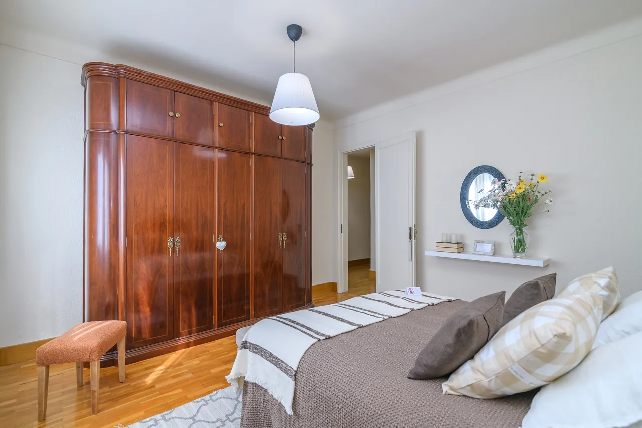 Pis amb jardí a Plaça Catalunya, Plaça Catalunya, Manresa — Habitació principal armari