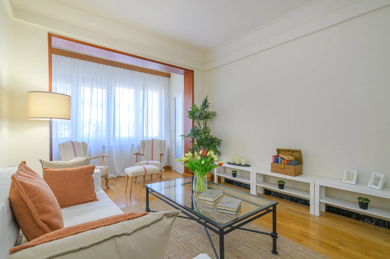 Local con piso encima y jardín detrás, Plaça Catalunya, Manresa — Salón
