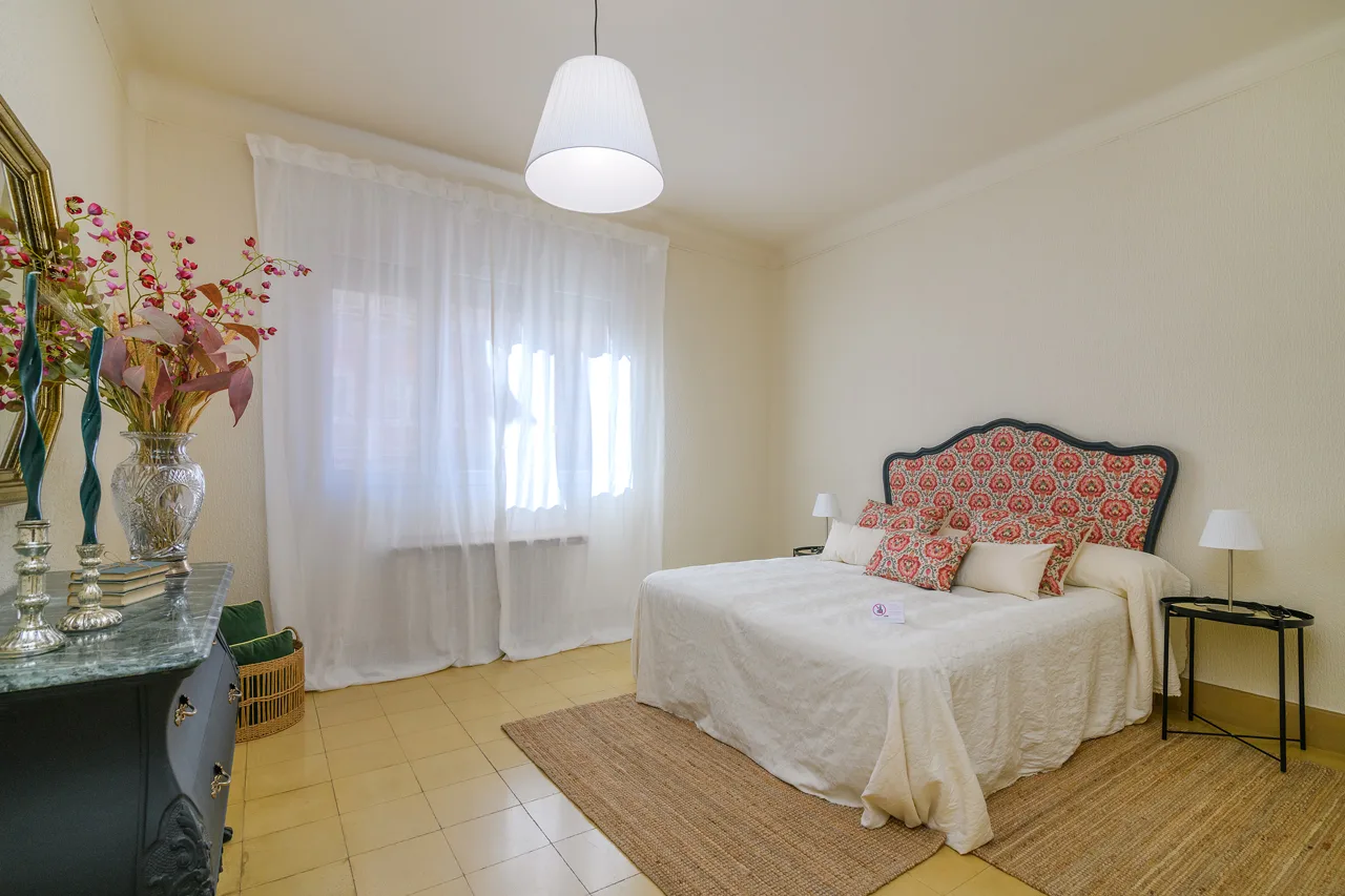 Local con piso encima y jardín detrás, Plaça Catalunya, Manresa — Habitación