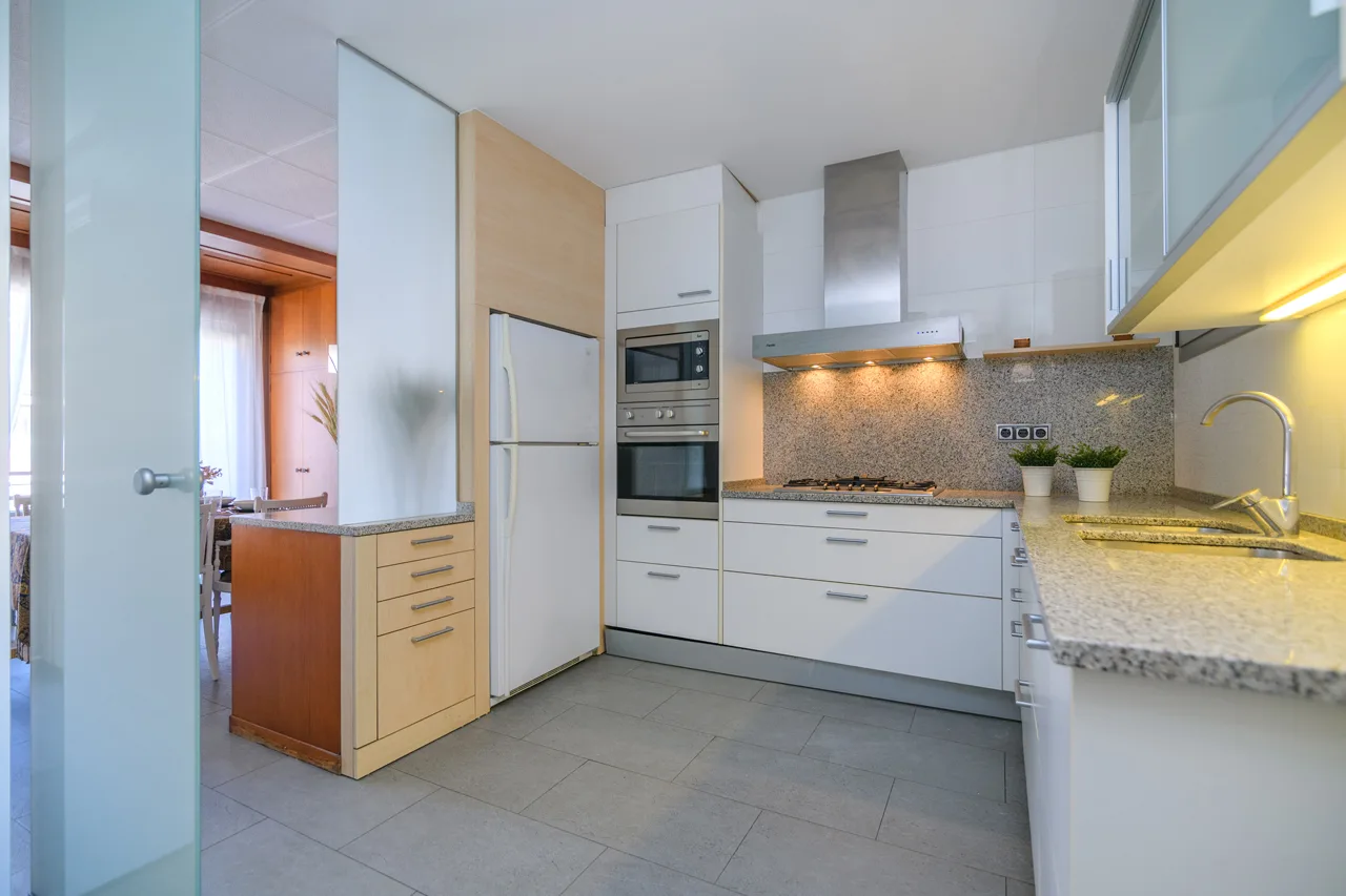 Local con piso encima y jardín detrás, Plaça Catalunya, Manresa — Cocina