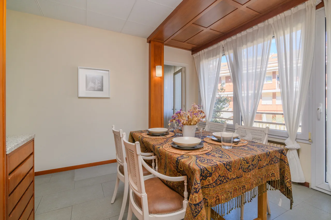 Local con piso encima y jardín detrás, Plaça Catalunya, Manresa — Comedor