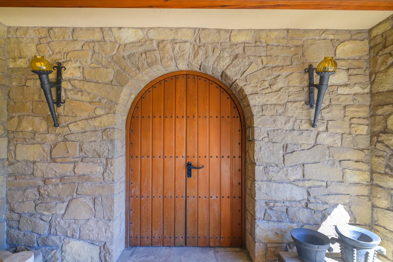 Xalet a Sant Vicenç de Castellet, Sant Vicenç de Castellet — Porta entrada