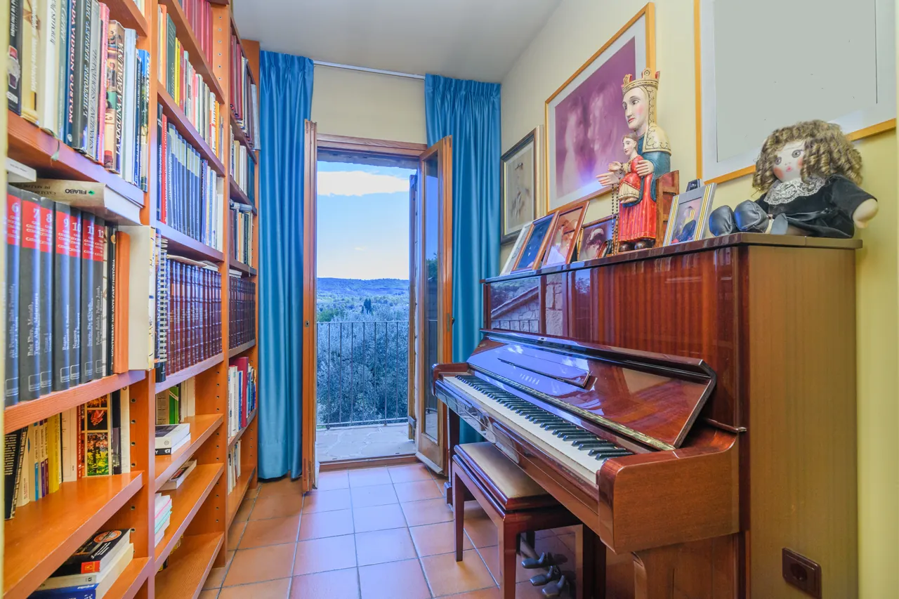 Xalet a Sant Vicenç de Castellet, Sant Vicenç de Castellet — Biblioteca piano
